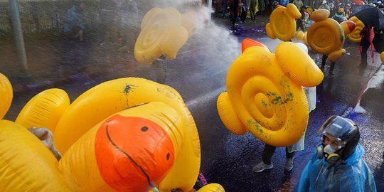 Unik! pendemo Thailand gunakan pelampung bebek untuk tameng (net)