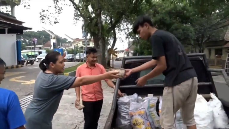 Sungguh Mulia, Warung di Bandung Ini Bagi Makanan Gratis Selama Ramadan