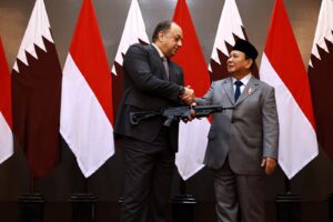 Menhan Prabowo Berikan Senapan Serbu Buatan Pindad sebagai Cenderamata untuk Menhan Qatar
