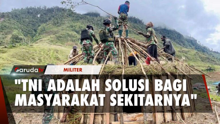 Prajurit Raider 303 dan Masyarakat Puncak Jaya Gotong Royong Bangun Rumah Honai