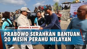 Prabowo Serahkan Bantuan 20 Mesin Perahu untuk Nelayan di Pangandaran