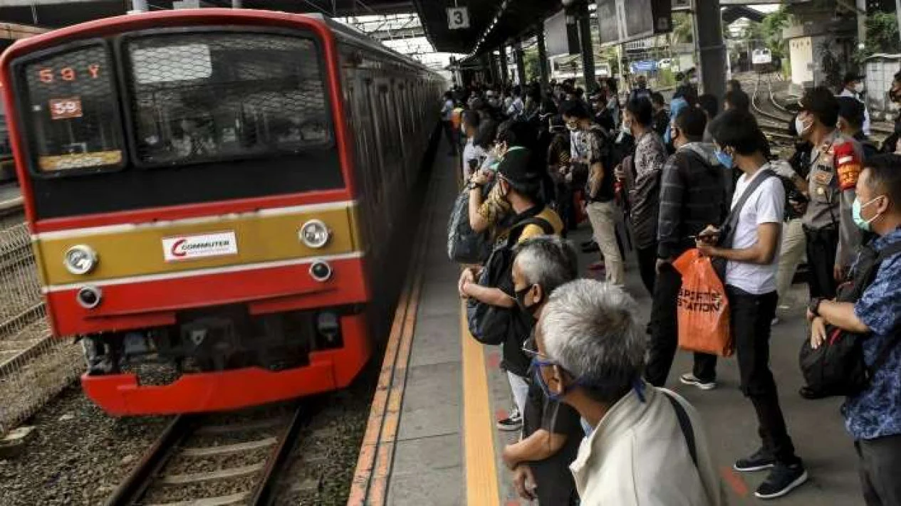 Gawat Penumpang KRL Terperosok Ke Kolong Peron Stasiun Sudirman