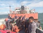 Aksi Cepat TNI AL Selamatkan ABK Kapal Terbakar di Muara Barito