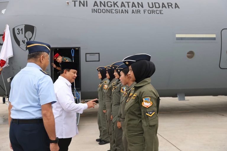 Prabowo Subianto Bangga Penerbang dan Teknisi Pesawat Super Hercules C-130-J Perempuan