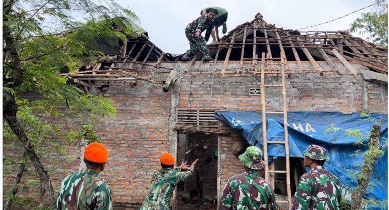 Prajurit TNI AU Diterjunkan ke Lokasi Bencana Gempa Bumi Yogyakarta