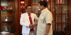 Prabowo Dikunjungi Sahabat Lamanya Hotman Paris di Kemhan