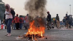 Ratusan Buruh Masih Bertahan di Patung Kuda, Polisi Desak Buruh Segera Bubarkan Diri