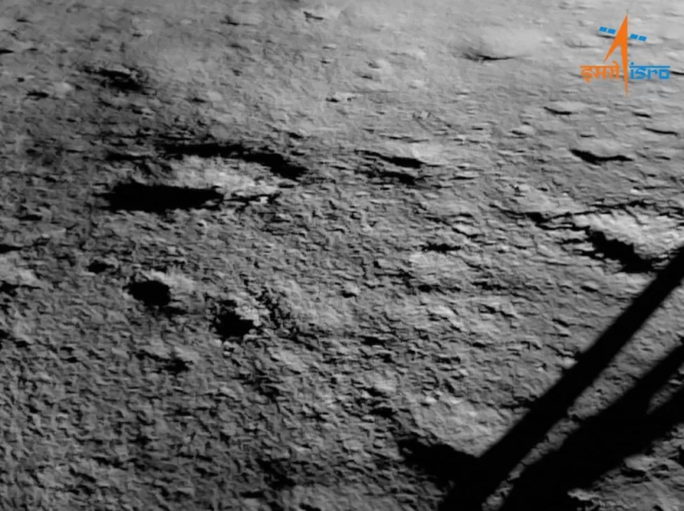 India Buat Sejarah, Rover Chandrayaan-3 Lakukan Langkah Pertama di Bulan