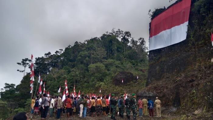 Satgas 623 Bentangkan Sang Merah Putih "Raksasa" di Bukit Pedalaman Papua