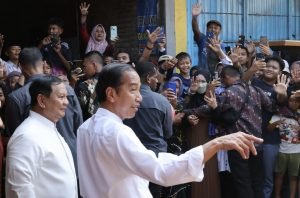Kompak Pakai Baju Putih, Prabowo Dampingi Jokowi Blusukan ke Pasar Grogolan Pekalongan