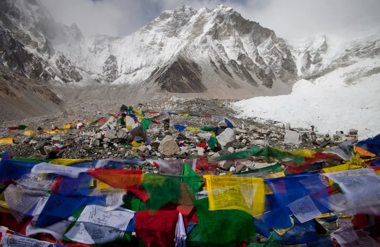 Sampah di Puncak Dunia : Apakah Gunung Everest akan Bersih dari Sampah?