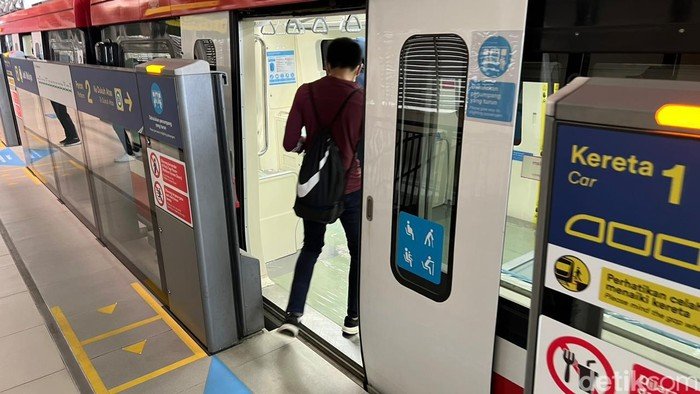 Pintu Masuk LRT Jabodebek Rendah, Pengelola : "Pintu Didesain Untuk Tinggi Badan 160 cm"