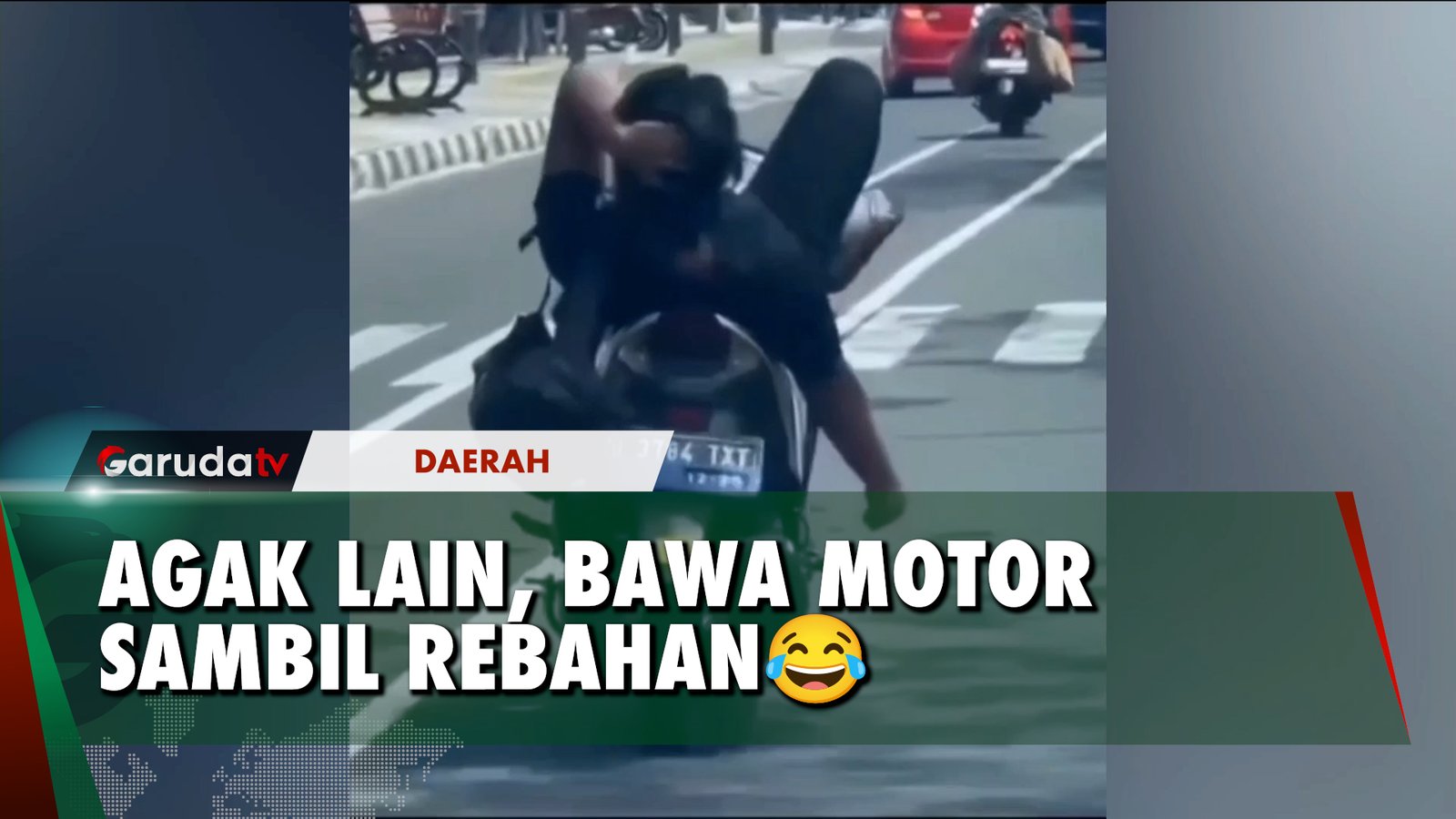 Bikin Geleng Kepala, Aksi Pemuda Bawa Motor Sambil Rebahan di Depok