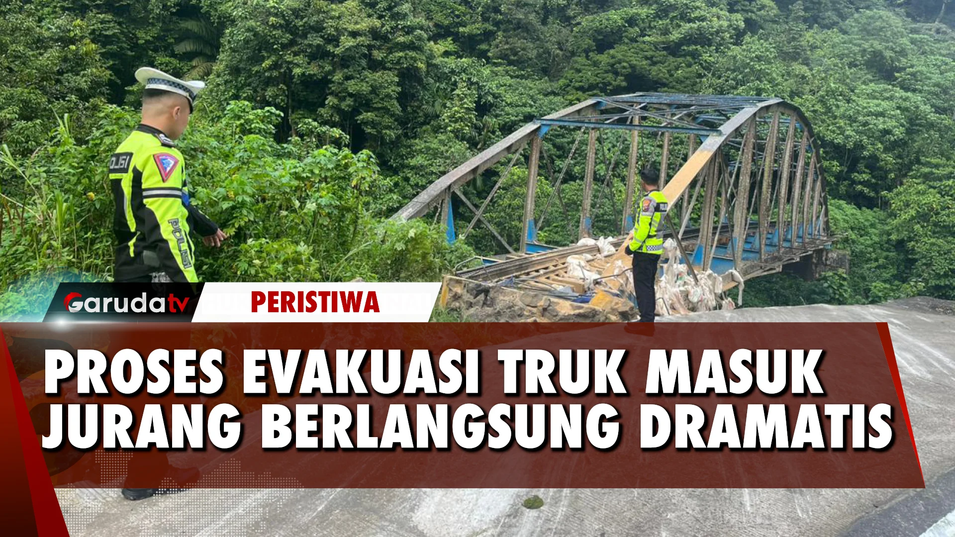 Truk Pengangkut Pakan Ayam Terjun Bebas ke Jurang