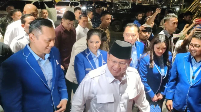 Hadiri Rapimnas Partai Demokrat, Prabowo Subianto Disambut AHY dan Ibas