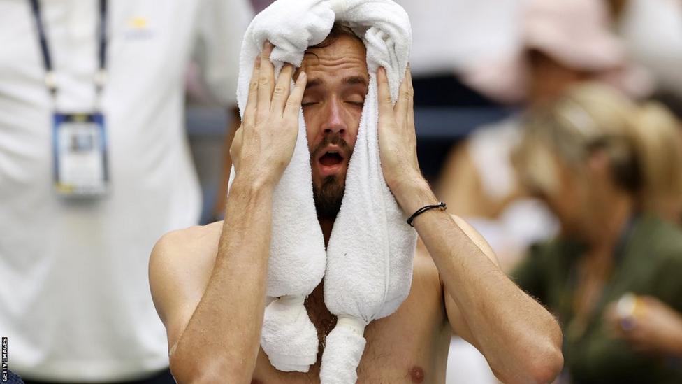 Diserang Gelombang Panas, Daniil Medvedev Kalahkan Andrey Rublev dan Melaju ke Semifinal US Open