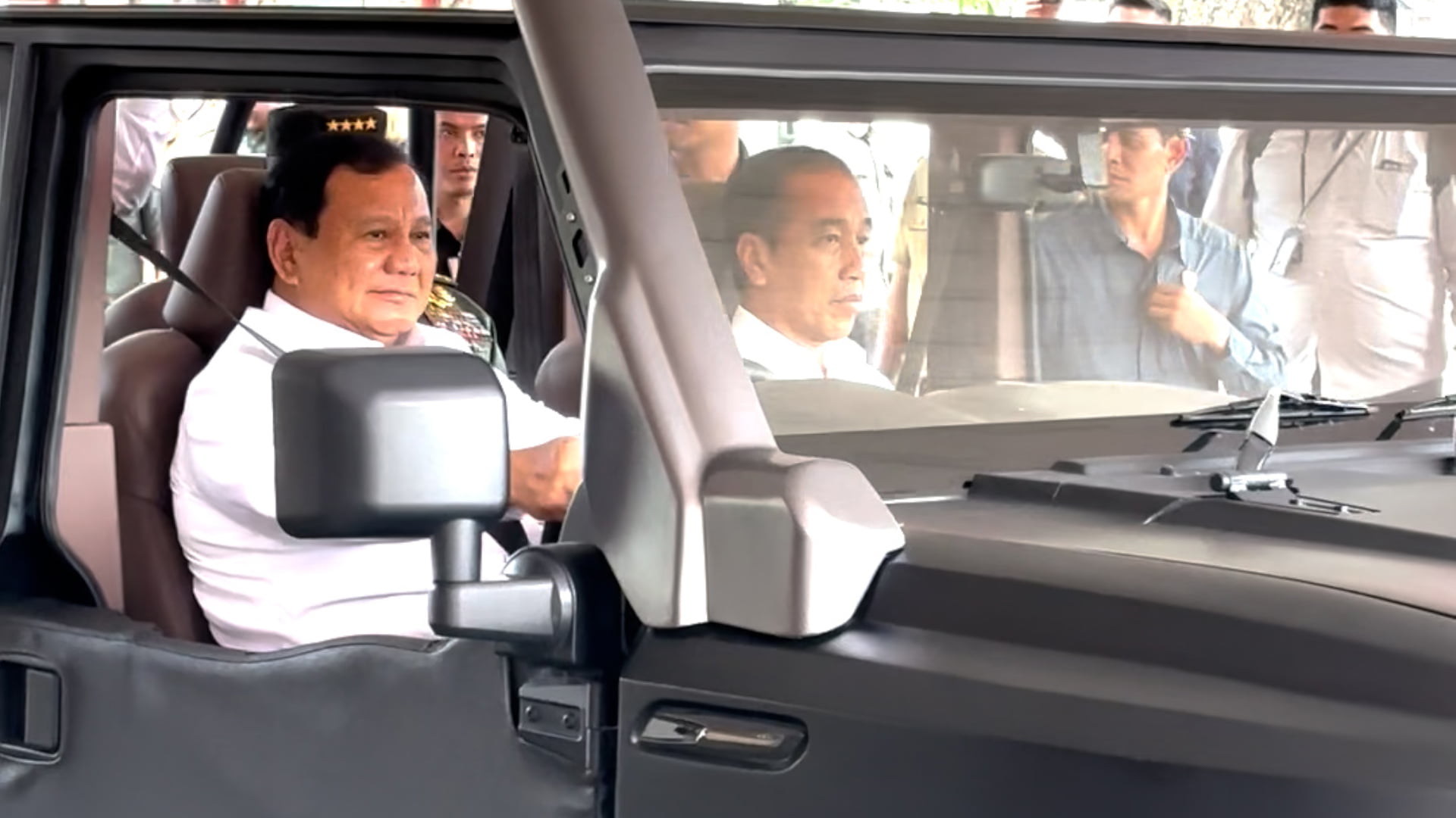Jokowi Disopiri Prabowo Naik Maung di PT Pindad, "Mulus, yang Nyetir Bagus"