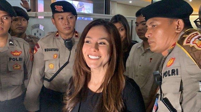 Usai Digarap 7 Jam, Si Cantik Wulan Guritno Tebar Senyuman di Markas Polisi