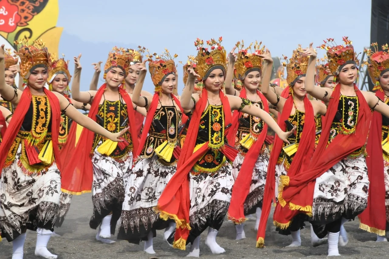 Gemuruh Jet Tempur Guncang Banyuwangi, Tari Kolosal Gandrung Sewu dipadu Tarian Dirgantara 2 Gemuruh Jet Tempur Guncang Banyuwangi, Tari Kolosal Gandrung Sewu dipadu Tarian Dirgantara