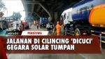 Petugas 'Cuci' Jalan Bersihkan Jalan Akibat Solar yang Tumpah di Cilincing