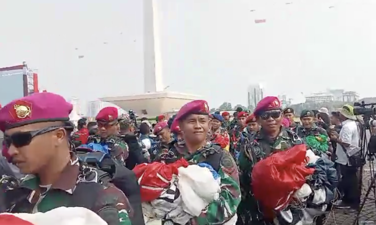 Jokowi Inpeksi Ribuan Prajurit TNI Gunakan Tank Buatan Negeri Beruang Merah