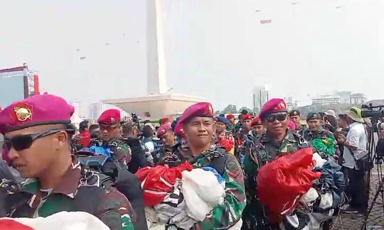 Jokowi Inpeksi Ribuan Prajurit TNI Gunakan Tank Buatan Negeri Beruang Merah