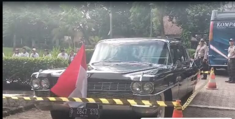 Daftar Capres dan Cawapres ke KPU, Ganjar - Mahfud Gunakan Mobil Dinas Soekarno