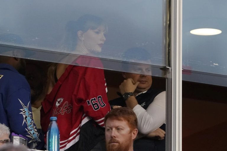 So Sweet! Taylor Swift Nonton Travis Kelce Berlaga di Arrowhead Stadium