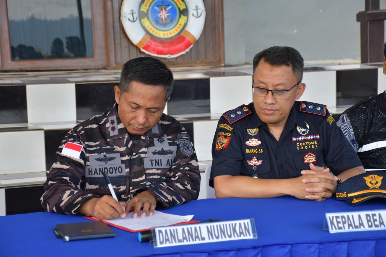 Tim SFQR TNI AL Berhasil Gagalkan Penyelundupan Ballpress Curah di Pelabuhan Pos Lintas Batas Laut