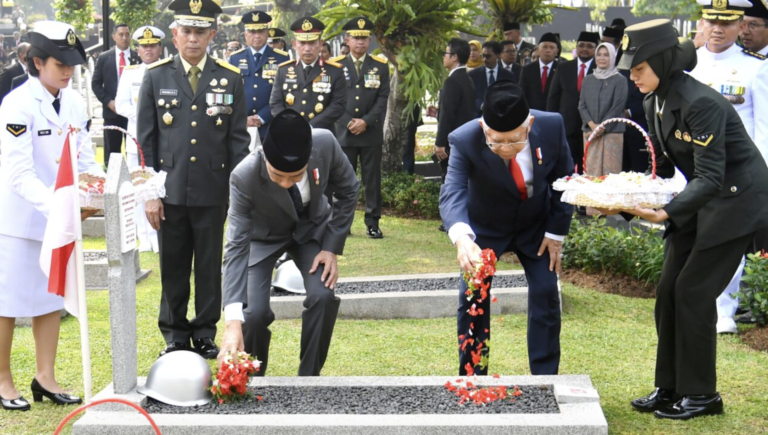 Presiden Joko Widodo Pimpin Upacara Tabur Bunga Peringati Hari Pahlawan