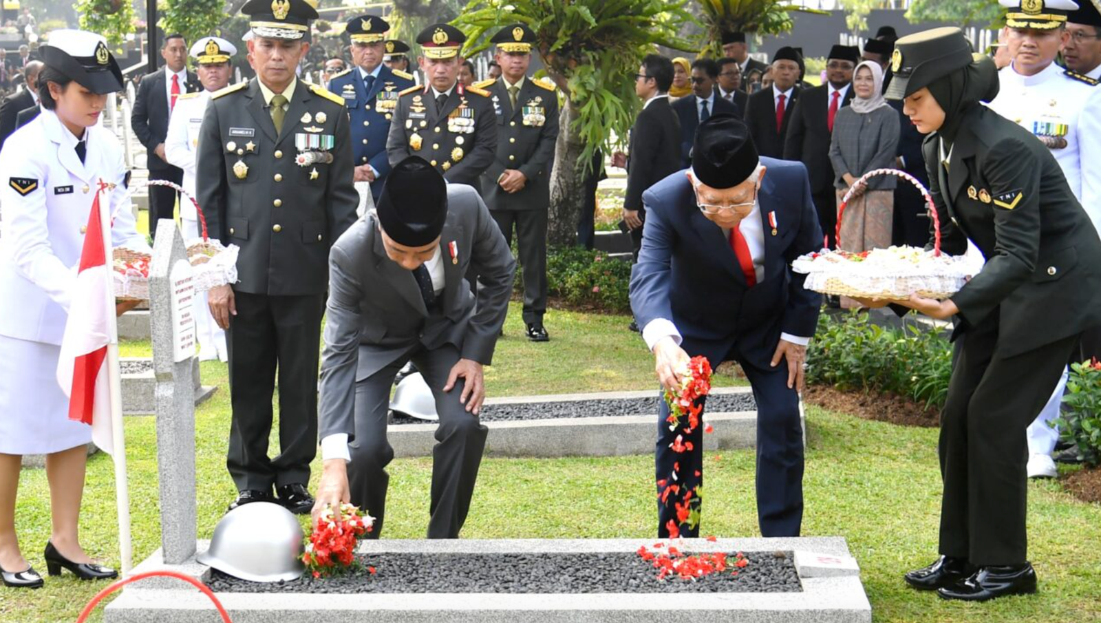 Presiden Joko Widodo Pimpin Upacara Tabur Bunga Peringati Hari Pahlawan