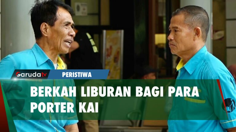 Kepadatan Penumpang di Stasiun Senen Bawa Berkah Bagi Para Porter KAI