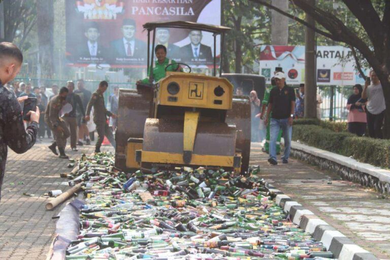 Jaga tahun Baru Aman dan Tertib, Polresta Bogor Kota Musnahkan Ribuan Botol Miras dan Petasan