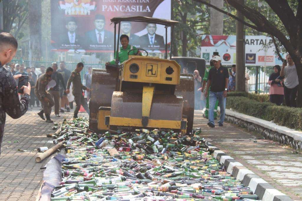 Jaga tahun Baru Aman dan Tertib, Polresta Bogor Kota Musnahkan Ribuan Botol Miras dan Petasan