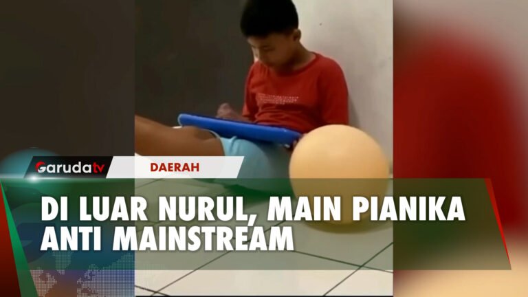 Agak Laen! Nih Bocah Main Pianika Pake Cara yang Gak Biasa