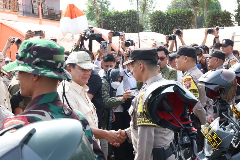 Menhan Prabowo Sambangi Posko Tanggap Bencana Erupsi Gunung Marapi