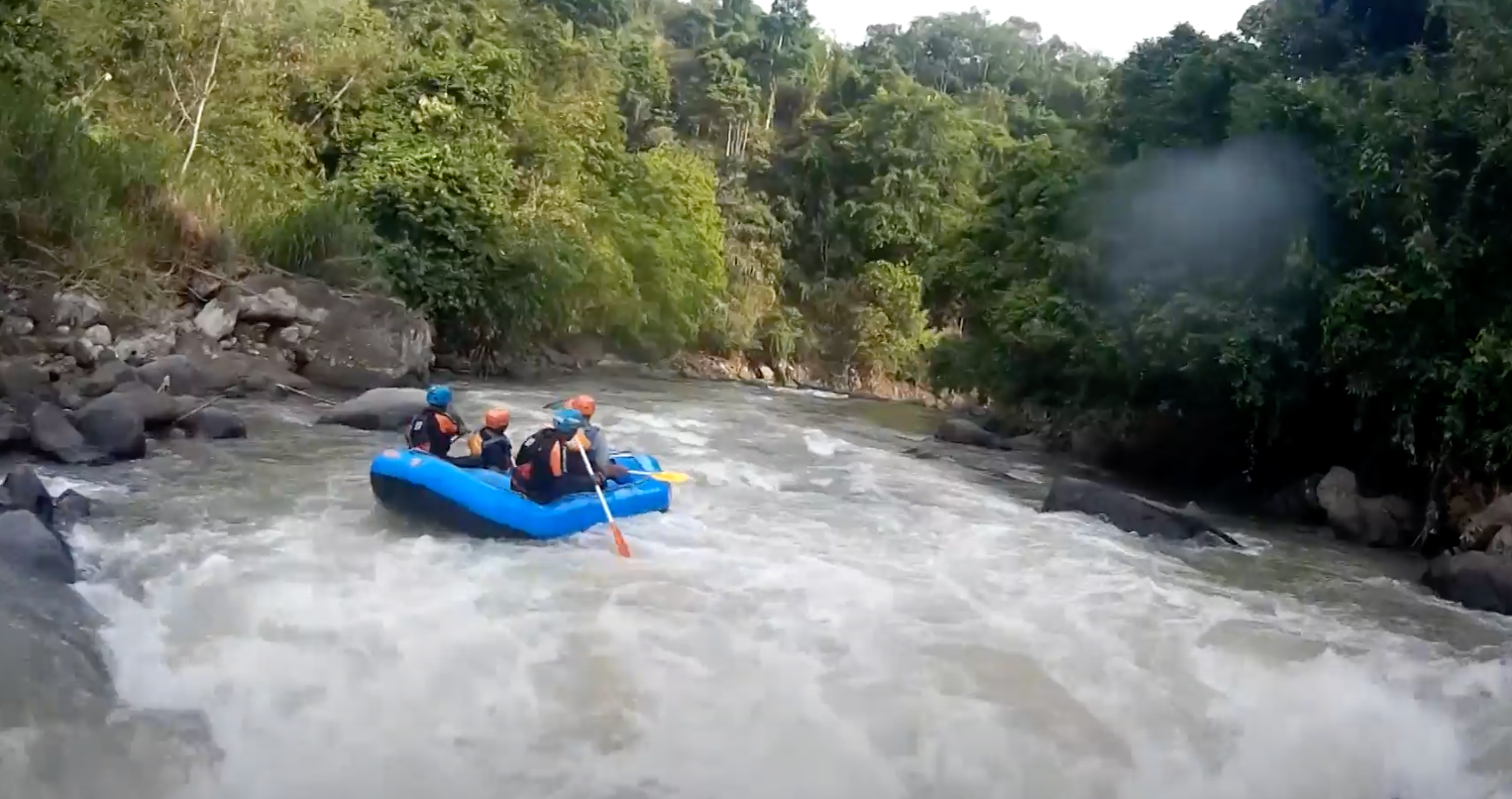 Menguji Adrenalin dengan Arung Jeram Seru di Caldera Rafting