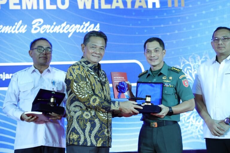 Ketua DKPP Heddy Lugito Luncurkan Buku Dalam Rakorda Penyelenggara Pemilu di Banjarmasin