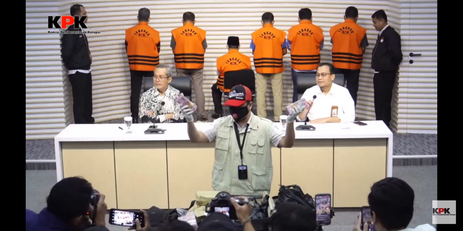 KPK Resmi Tahan Gubernur Maluku Utara Abdul Gani Kasuba