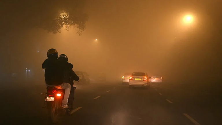 Kabut Tebal dan Dingin Ekstrem Timbulkan Kekacauan Perjalanan di India Utara