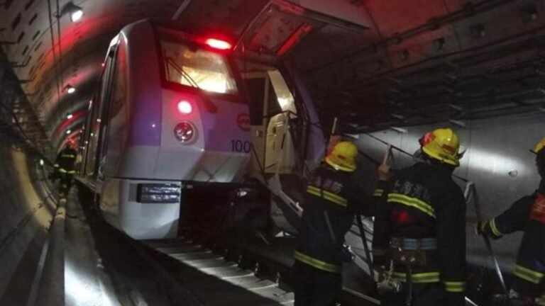 102 Orang Patah Tulang Akibat Tabrakan Dua Kereta Bawah Tanah di Beijing