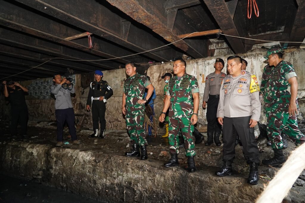 Hindari Banjir Di Tanah Abang, KSAD Maruli Pantau Ratusan Prajurit TNI ...