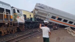 Kereta Turangga dan Kereta Api Bandung Raya Adu Banteng di Cicalengka