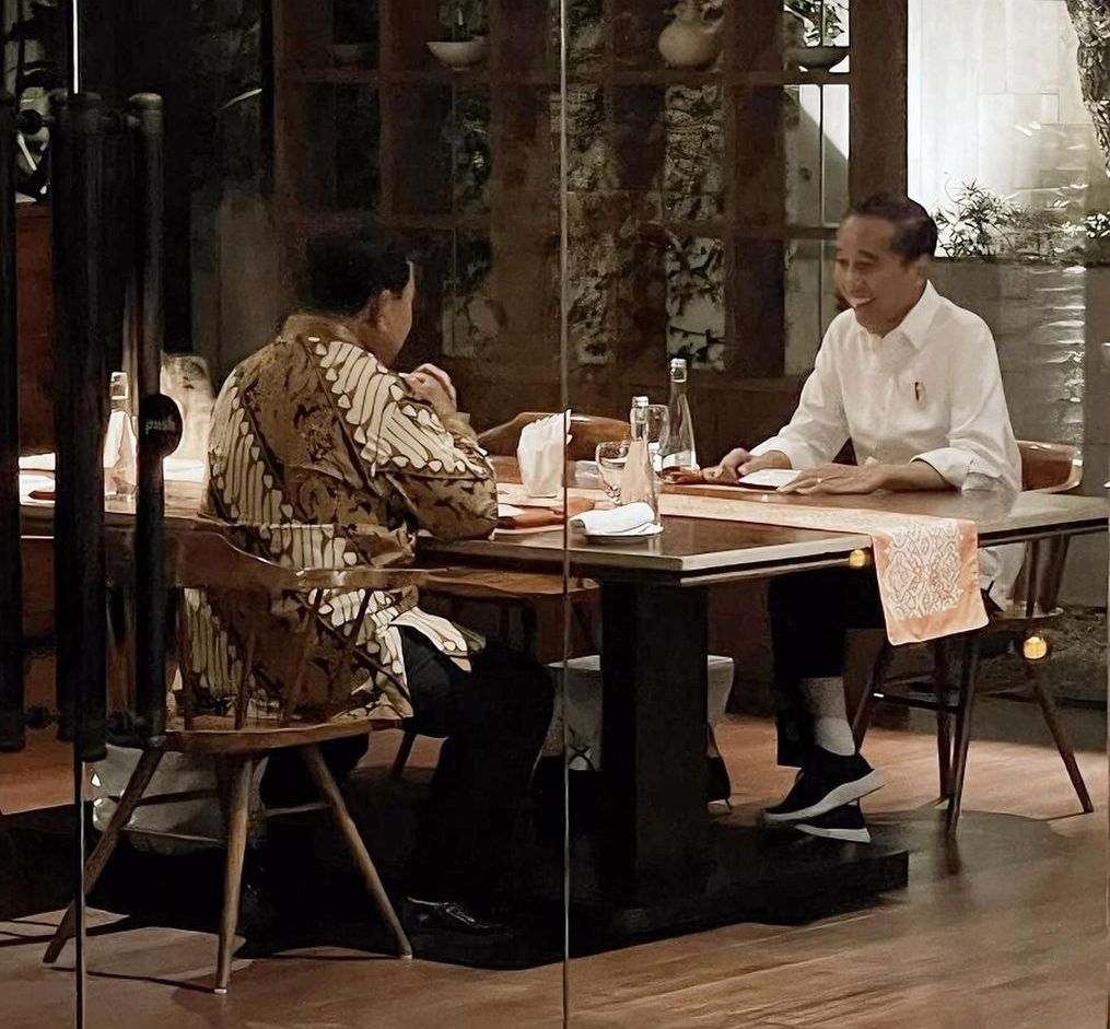 Momen Prabowo Makan Malam Bersama Presiden Jokowi Sambil Berdiskusi