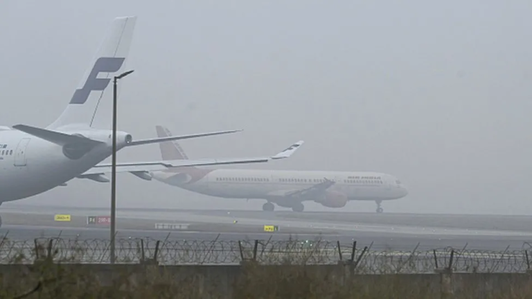 Bandara di India Kacau Gara-gara Penerbangan Batal Akibat Kabut Asap Tebal