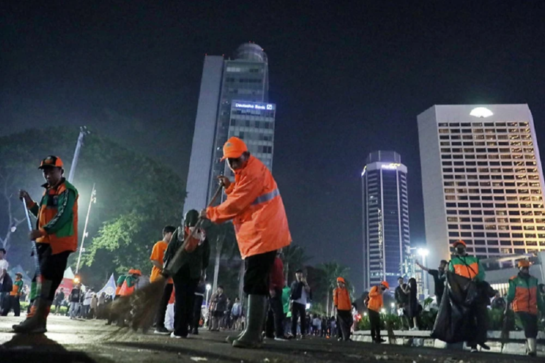 3.180 Petugas Angkut 130 Ton Sampah Malam Tahun Baru di Jakarta