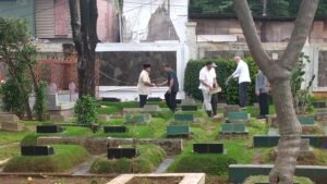 Pemilu Selesai, Prabowo Subianto Berziarah ke Makam Sang Ayah dan Ibu di Jakarta