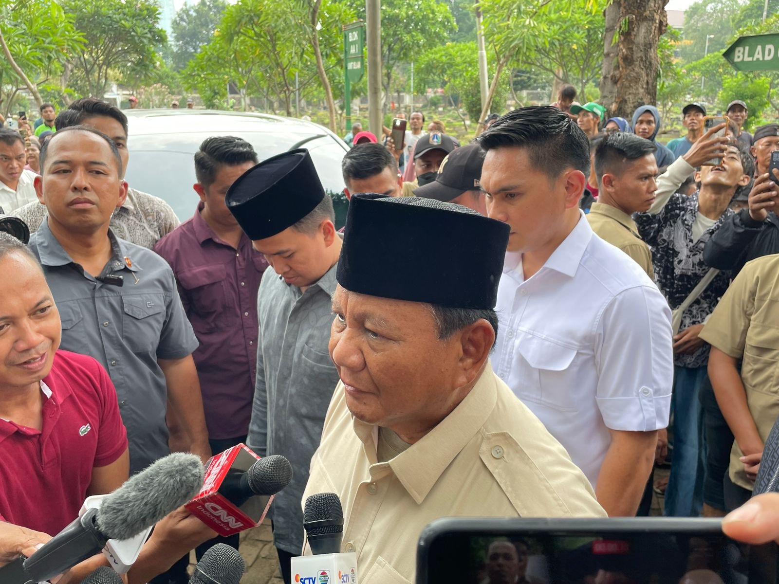 Pemilu Selesai, Prabowo Subianto Berziarah ke Makam Sang Ayah dan Ibu di Jakarta