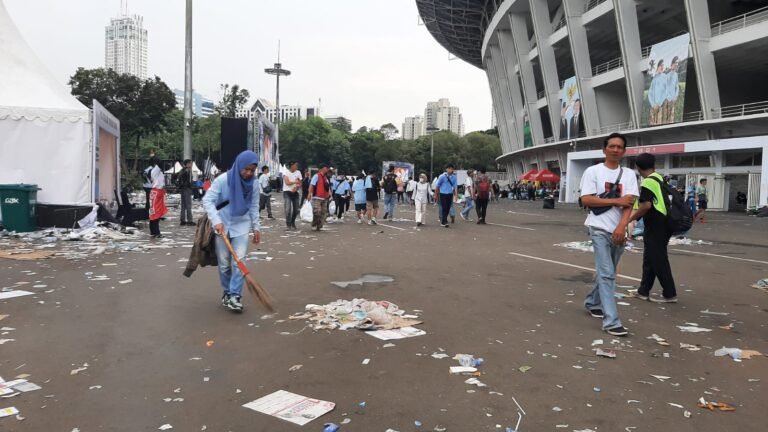 Relawan Jadi Pahlawan, Bersihkan Sampah di GBK Usai Pesta Rakyat Untuk Indonesia Maju