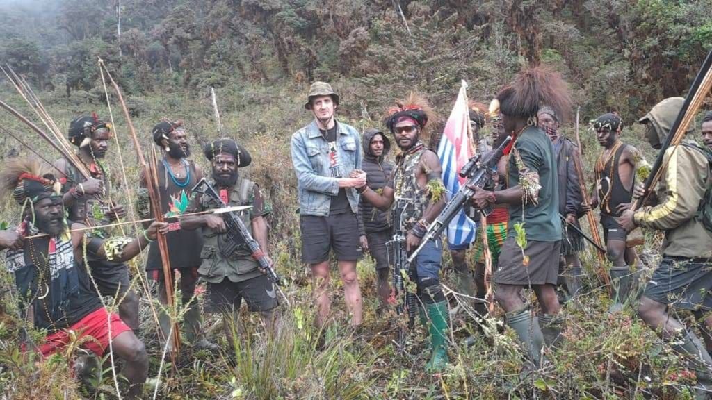 Kodam Cenderawasih Kirimkan Obat-obatan untuk Pilot Susi Air